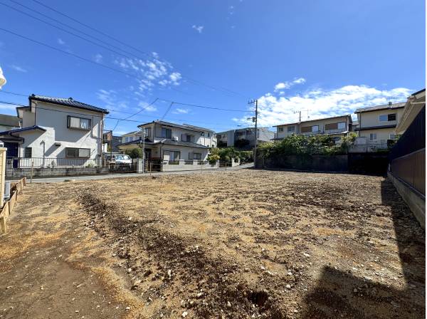 こちらはご紹介の区画、道路から見て一番右側の敷地。