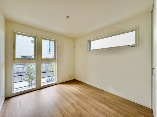 採光が確保できた洋室で、くつろぎと安らぎのひと時をお過ごしください。