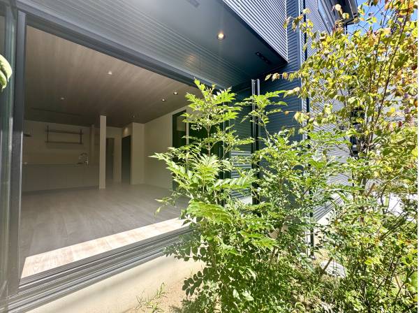 リビング窓もオープンサッシです心地よい空間に