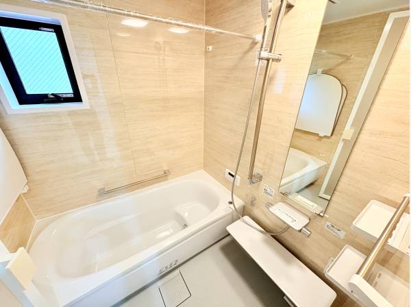 足を伸ばしてゆったりくつろげる素敵なバスルーム