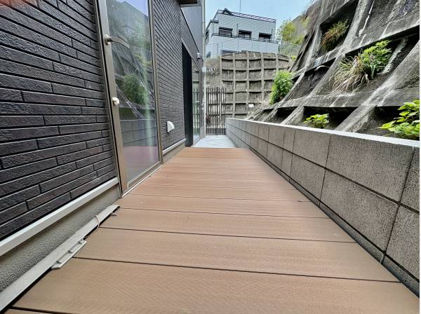 ウッドデッキの奥にはシャワーもありますので、いろいろと使えそうですね！