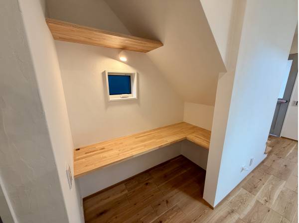 1階には書斎や勉強スペースとして利用できるデスクがあります