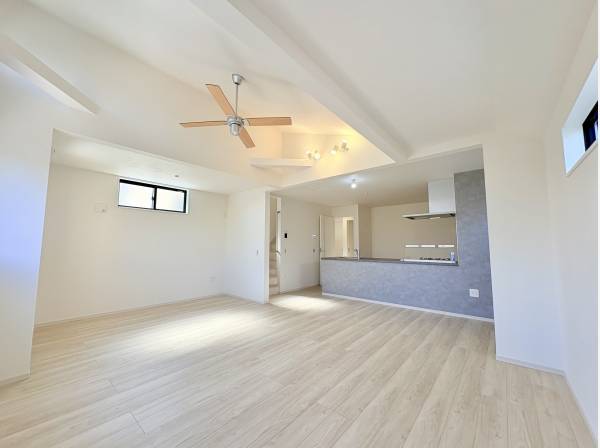 シーリングファンがお洒落！開放感のある明るい広々リビング