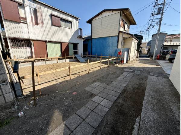 前面道路は車が一台分通れます