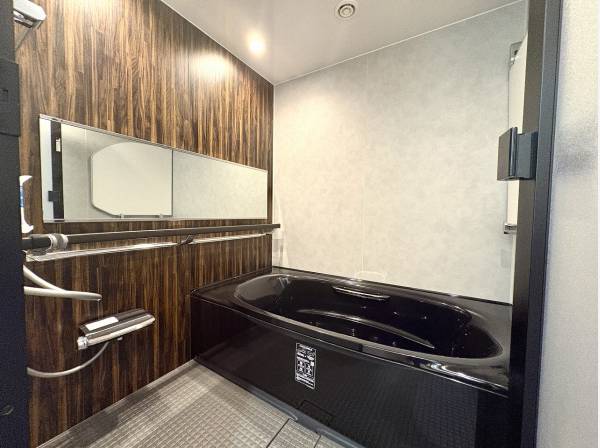 高級感のある落ち着いたバスルーム