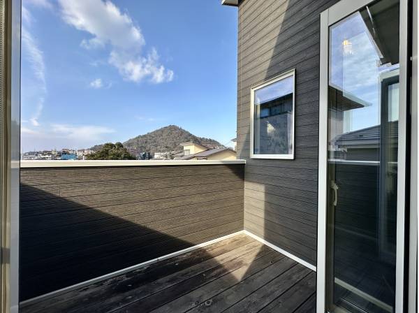 バルコニーからは葉山の緑豊かな景色をご覧いただけます