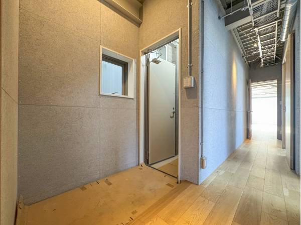 2階エントランススペース 収納棚など設けてもゆとりがありそうです