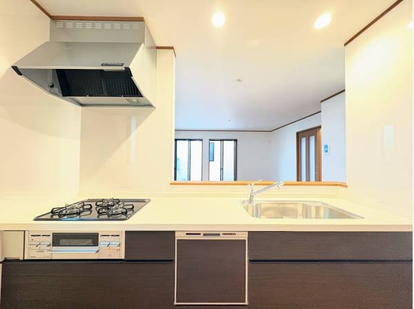 部屋を見渡せる対面式キッチン