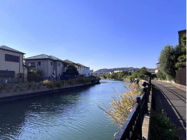 物件前を流れる田越川