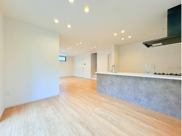 ナチュラルな木目が美しいフローリング。どんな家具も馴染みます