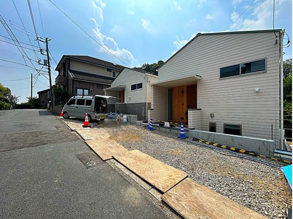 奥の建物です！
