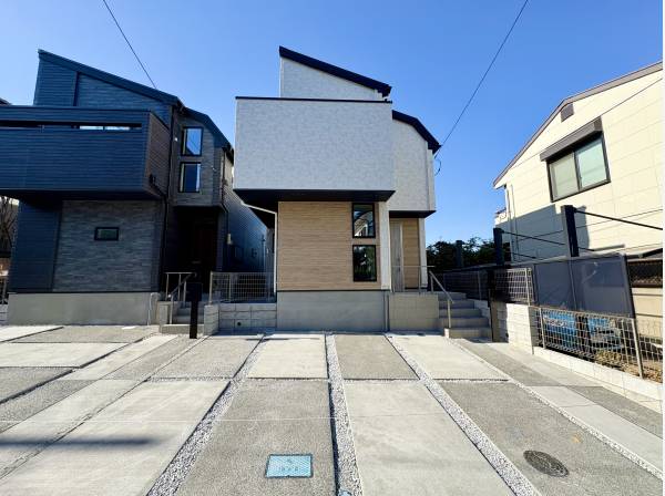 住宅のカースペースは安心の並列2台！