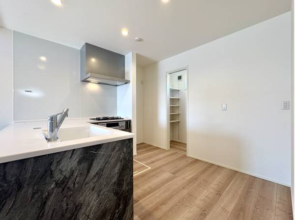 ゆとりあるキッチンスペースの裏にはパントリー