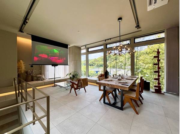 約31帖のLDKには機能性の高い大型プロジェクターを完備しています