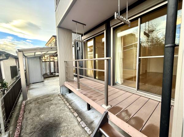 お庭にウッドデッキがございます。