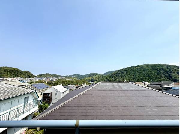 2階からは葉山の緑が望めます。