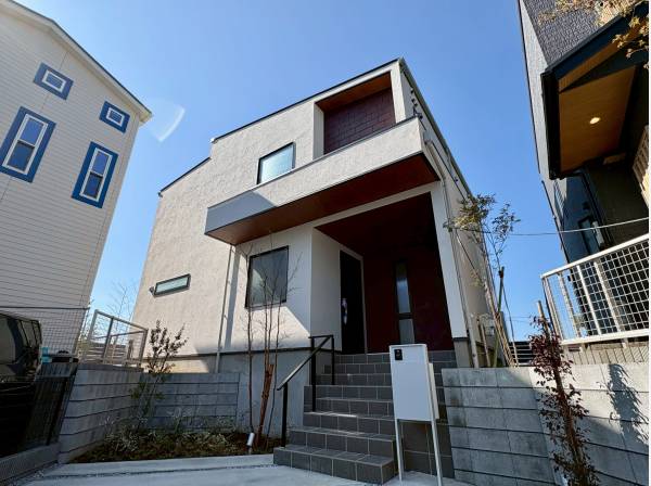 ゆとりのカースペースを備えた重厚感ある住まい