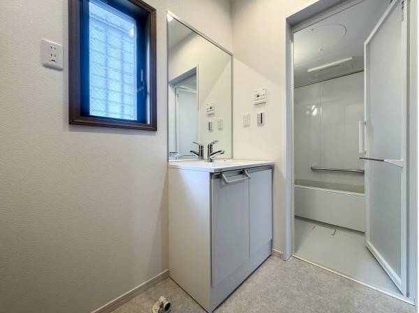 サニタリーはスッキリと白で統一！