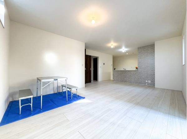 20帖超ゆったりとしたLDKは暖かな陽だまりが広がります