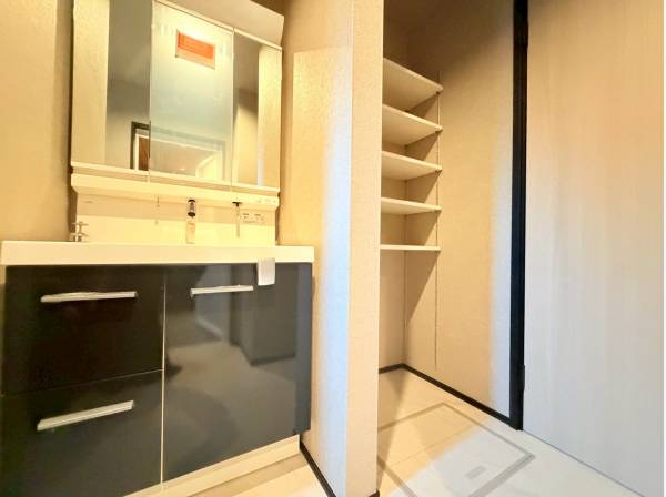 広々としたパウダールーム！収納スペースもございます！