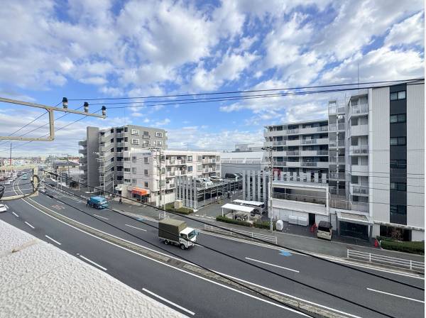 国道134号線からほど近い立地に佇むマンション