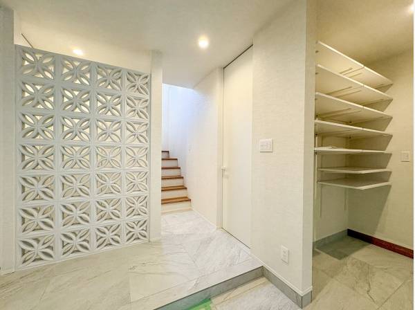 光の陰影が彩りを添える開放的なエントランス