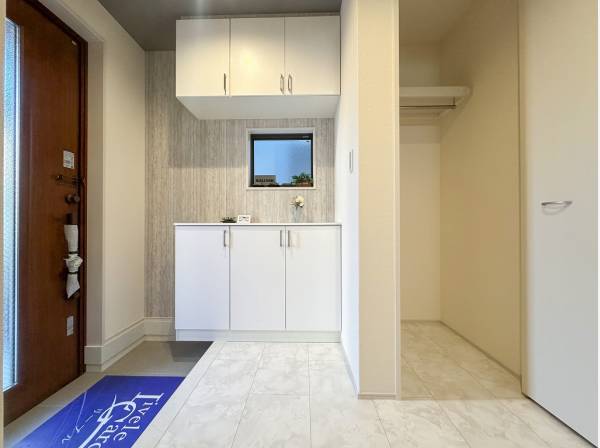 エントランスにはハンガーラックが備わった収納スペースが隣接