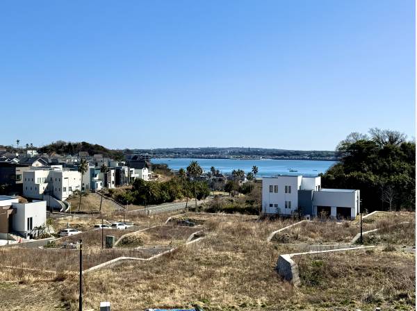 現地より約100m先　海を望む高台ならではの景色が広がります