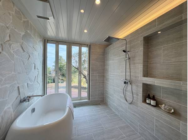 海を望むビューバスで、日頃の疲れを癒してください