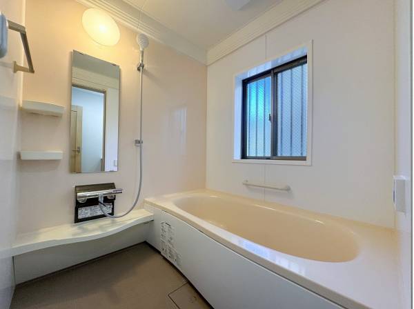 白を基調とした清潔感溢れるバスルーム