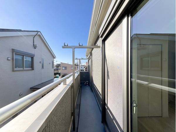 お洗濯物もカラっと乾きそうな南向きのワイドバルコニー
