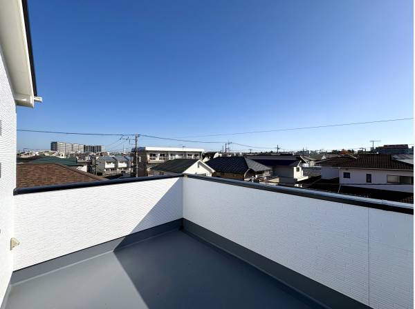 ルーフバルコニーは開放的な空間です。お庭がわりに利用できます。