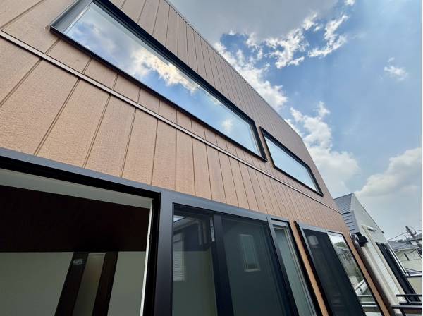 青空と建物外観の色がマッチしています