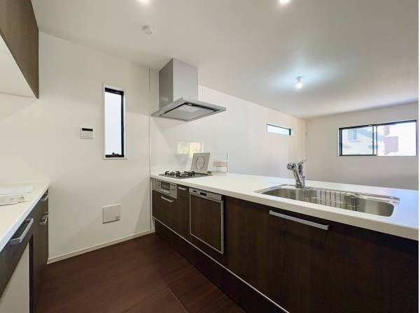 キッチンはカップボード付きのシステムキッチン