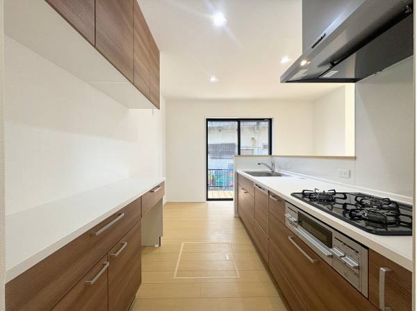 収納豊富なカップボードも備わったゆとりあるキッチン