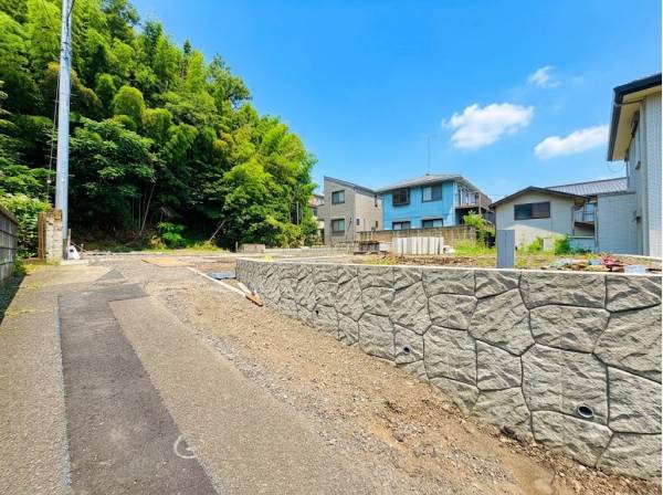 緑に囲まれた立地です