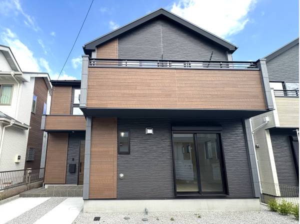 木目のアクセントがスタイリッシュな外観。落ち着いた佇まいです。