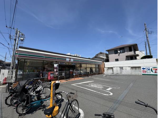 セブンイレブンまで徒歩4分　約290ｍ