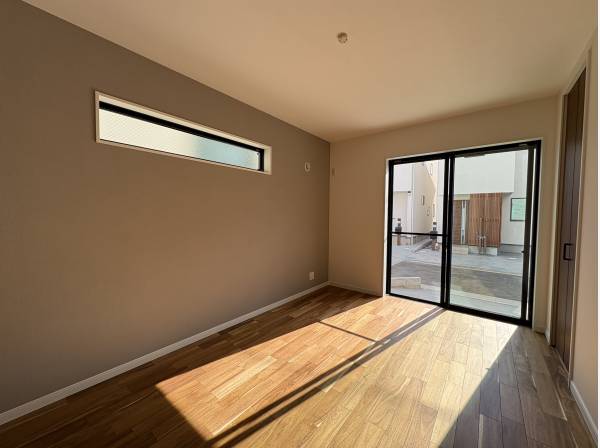 お部屋にも燦々と陽が差し込みます