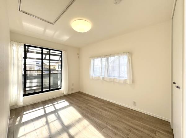 バルコニーに面した、明るさ自慢のプライベート空間