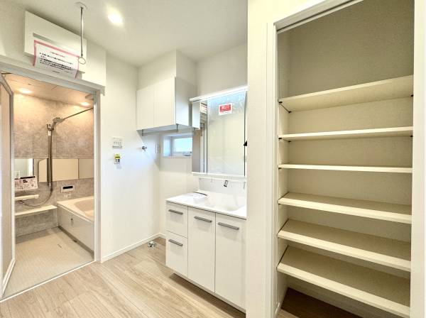 サニタリースペースは室内干し対応
収納の豊富さも魅力です