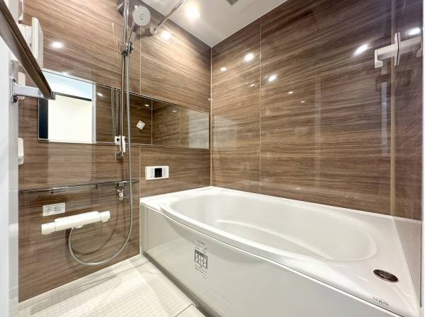 木調の温かみ溢れるバスルームで心安らぐアフターサーフを