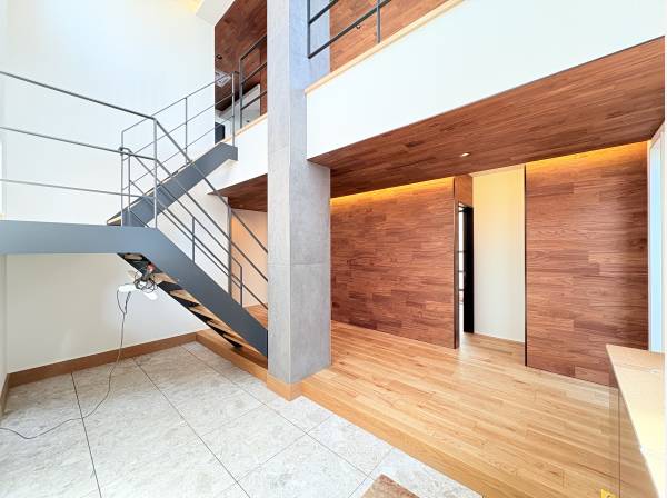 広々吹き抜けの開放感あふれる玄関ホール