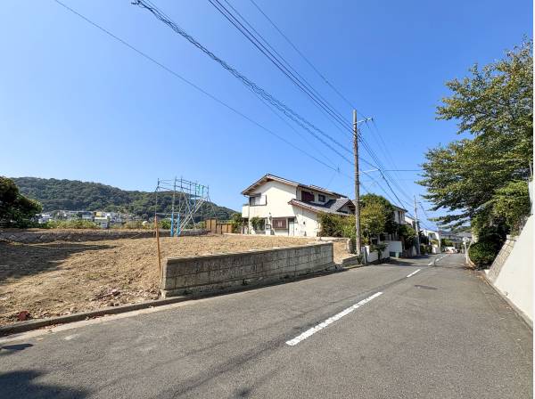 前面道路も約６ｍと大きな車でも安心のアプローチ