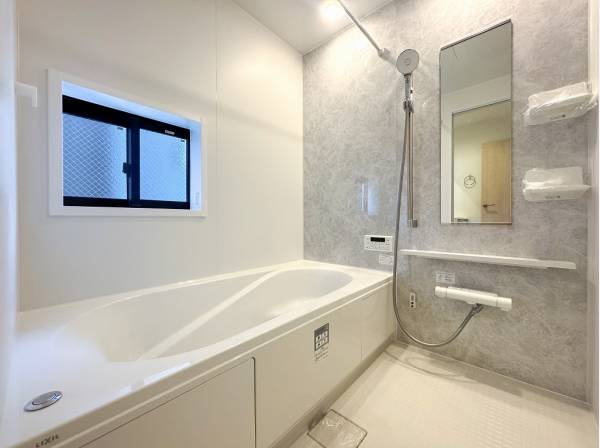 脚を伸ばしてゆったりとリラックスできるバスルーム