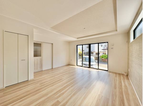 陽光差しこみリビングで家族団らんのひとときをお過ごしください