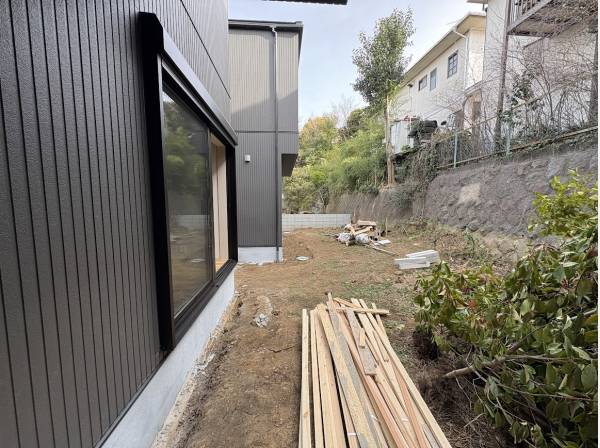 広いお庭でガーデニングも楽しめます