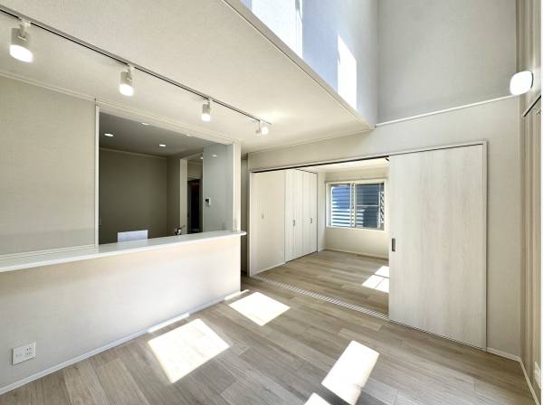 リビングは隣の居室を繋げて広く利用しても良さそうです