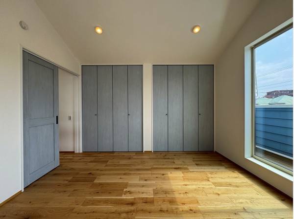 こちらの居室は8.7帖と広々！湘南らしいアクセント扉が素敵！