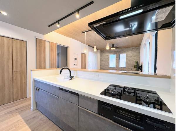 タッチレス水栓、人造大理石シンク採用のキッチン